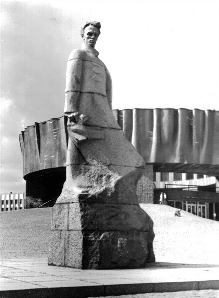 Шепетовка, памятник Островскому возле  музея Комсомольской Славы